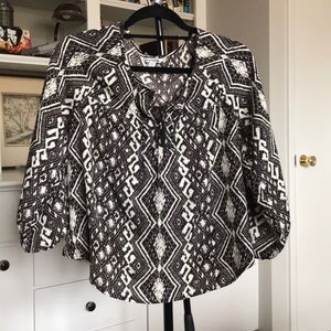 Black and white pattern peekaboo back blouse S